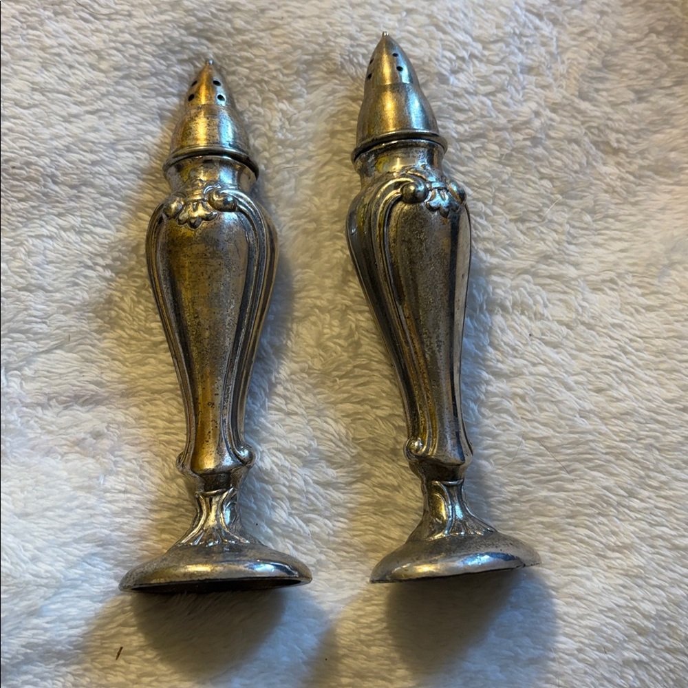 Salt and pepper shaker